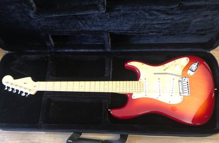 MINT 2004 Fender American Strat de luxe, one piece body, locking tuners, maple neck, light sunburst