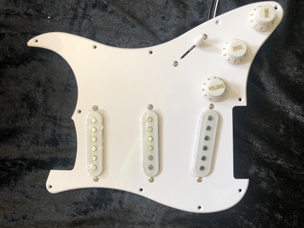 New single ply Stratocaster guitar scratchplate harness, complete with pick ups, pots and 5 way switch. 